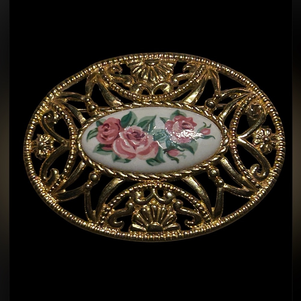 L102. Vintage Avon Rose Garland Brooch